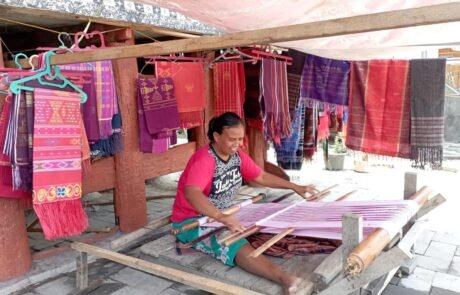 ulos weaving 2 Huta Raja Samosir, Ulos weaving village, Batak Toba culture, Samosir Island attractions, Lake Toba cultural tourism, traditional Batak houses, things to do in Samosir Island, North Sumatra cultural tours